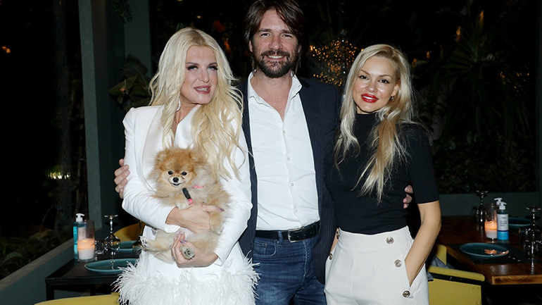 Μαρίνα Πατούλη: Βραδινή εμφάνιση με εκθαμβωτικό λευκό blazer dress